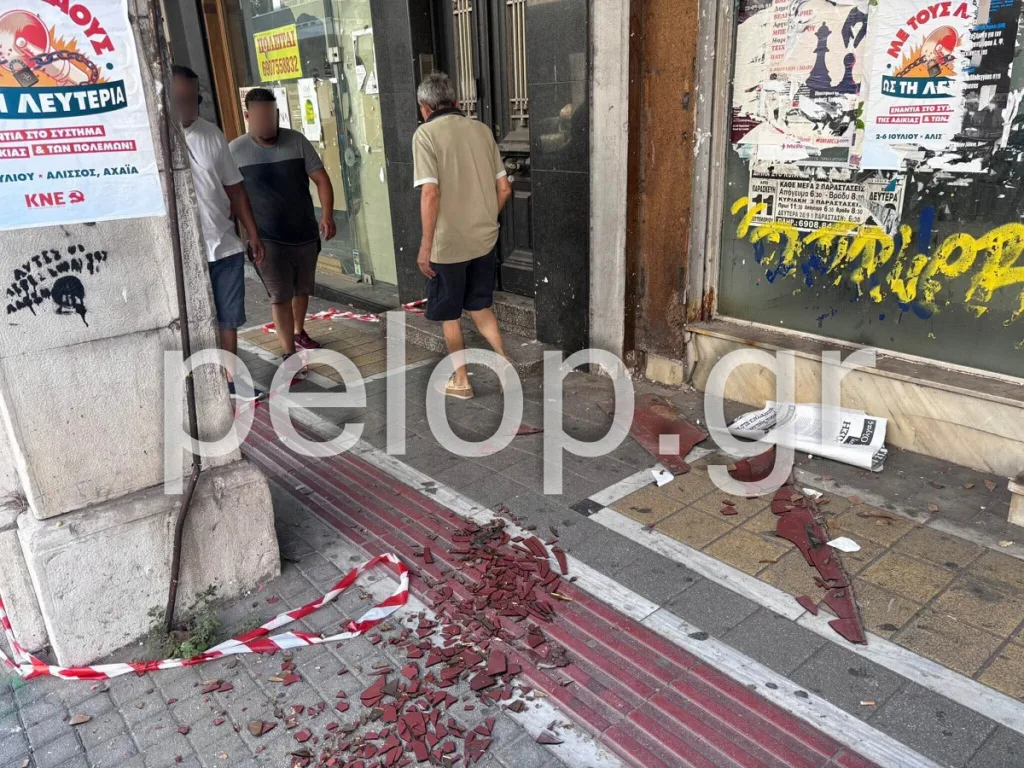 Τελικά ζούμε από τύχη: Επικίνδυνο κτίριο στο κέντρο της Πάτρας «απειλεί» τους πεζούς - Γυαλιά και μπάζα στην Κορίνθου ΦΩΤΟ