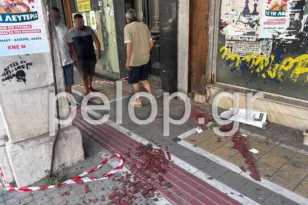 Τελικά ζούμε από τύχη: Επικίνδυνο κτίριο στο κέντρο της Πάτρας «απειλεί» τους πεζούς – Γυαλιά και μπάζα στην Κορίνθου ΦΩΤΟ