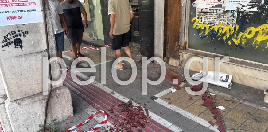 Τελικά ζούμε από τύχη: Επικίνδυνο κτίριο στο κέντρο της Πάτρας «απειλεί» τους πεζούς - Γυαλιά και μπάζα στην Κορίνθου ΦΩΤΟ Τελικά ζούμε από τύχη: Επικίνδυνο κτίριο στο κέντρο της Πάτρας «απειλεί» τους πεζούς - Γυαλιά και μπάζα στην Κορίνθου ΦΩΤΟ