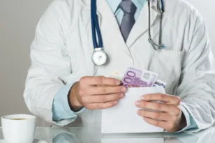Αυτός είναι ο καρδιοχειρουργός που «πιάστηκε» με φακελάκι, τέθηκε σε διαθεσιμότητα