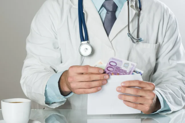 Αυτός είναι ο καρδιοχειρουργός που «πιάστηκε» με φακελάκι, τέθηκε σε διαθεσιμότητα