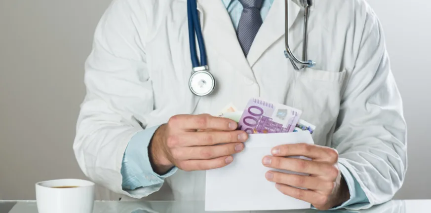 Αυτός είναι ο καρδιοχειρουργός που «πιάστηκε» με φακελάκι, τέθηκε σε διαθεσιμότητα Αυτός είναι ο καρδιοχειρουργός που «πιάστηκε» με φακελάκι, τέθηκε σε διαθεσιμότητα