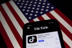 TikTok: Ο Τραμπ εξετάζει νέα παράταση λειτουργίας
