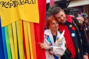 Η Ήρα Κουρή πήρε το όπλο της και… «πυροβολεί» τον Ιάσονα Φωτήλα: «Ως δώ και μη παρέκει – Το έργο για το Καρναβάλι δεν μας χαρίστηκε»