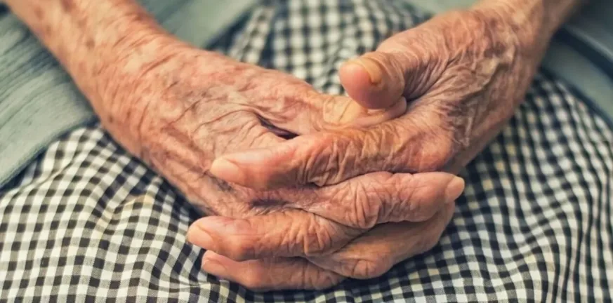 «Της τραβούσε τα μαλλιά και της κατέβαζε το κεφάλι κάτω», νέα εξοργιστικά βίντεο από την κακοποίηση 88χρονης «Της τραβούσε τα μαλλιά και της κατέβαζε το κεφάλι κάτω», νέα εξοργιστικά βίντεο από την κακοποίηση 88χρονης