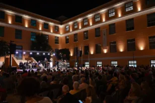 Πάτρα – Μουσικές μνήμες στο Δημαρχείο: Ο Κούτρας, η Ρούτση και ο Καββαδίας σε βραδιά συγκίνησης