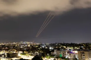 Σε εξέλιξη ιρανική πυραυλική επίθεση κατά του Ισραήλ: Εκρήξεις σε Τελ Αβίβ και Ιερουσαλήμ – LIVE εικόνα