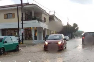 «Πνίγηκαν» στα Ίσθμια! Οι δρόμοι έγιναν χείμαρροι από την καταιγίδα