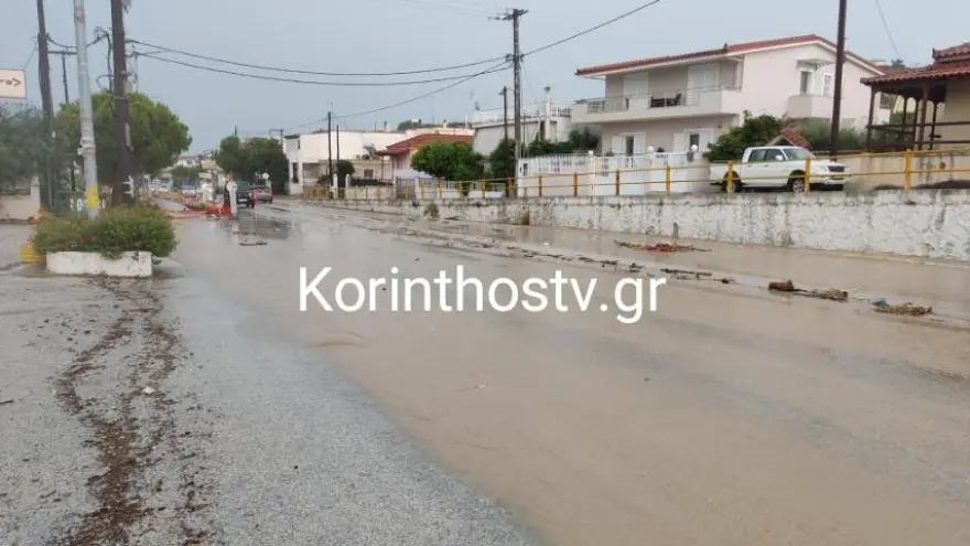 «Πνίγηκαν» στα Ίσθμια! Οι δρόμοι έγιναν χείμαρροι από την καταιγίδα