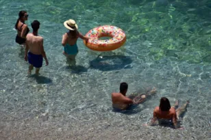 Καιρός: Καυτό τριήμερο Αγίου Πνεύματος – Ο υδράργυρος καλεί στις παραλίες, η πρόγνωση για την Πάτρα
