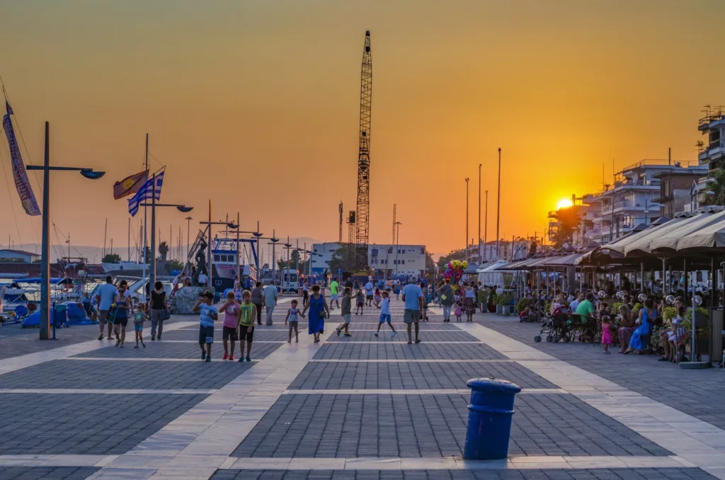Νυχτερινές βόλτες σε Ναύπλιο, Μονεμβασιά και Καλαμάτα – Ο ρομαντισμός του καλοκαιριού