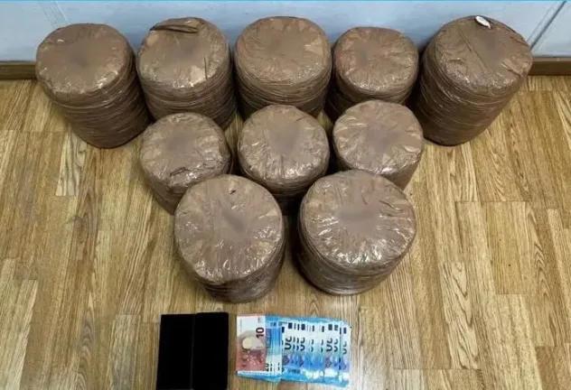 Χαϊδάρι: Επεισοδιακή σύλληψη 42χρονου με 23,5 κιλά κάνναβης, παραβίασε τον ΚΟΚ και επιτέθηκε σε αστυνομικούς Χαϊδάρι: Επεισοδιακή σύλληψη 42χρονου με 23,5 κιλά κάνναβης, παραβίασε τον ΚΟΚ και επιτέθηκε σε αστυνομικούς