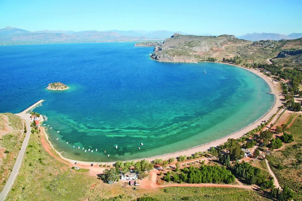 Top 10 παραλίες στην Πελοπόννησο για το καλοκαίρι του 2025