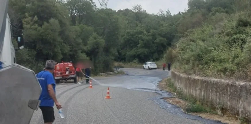 Οξύ «φωτιά» έλιωσε την άσφαλτο! Εφιάλτης...χημείας στον Δαφνιά Μακρυνείας ΦΩΤΟ Οξύ «φωτιά» έλιωσε την άσφαλτο! Εφιάλτης...χημείας στον Δαφνιά Μακρυνείας ΦΩΤΟ