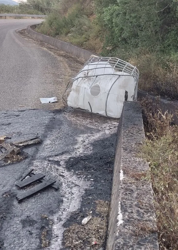 Οξύ «φωτιά» έλιωσε την άσφαλτο! Εφιάλτης...χημείας στον Δαφνιά Μακρυνείας ΦΩΤΟ