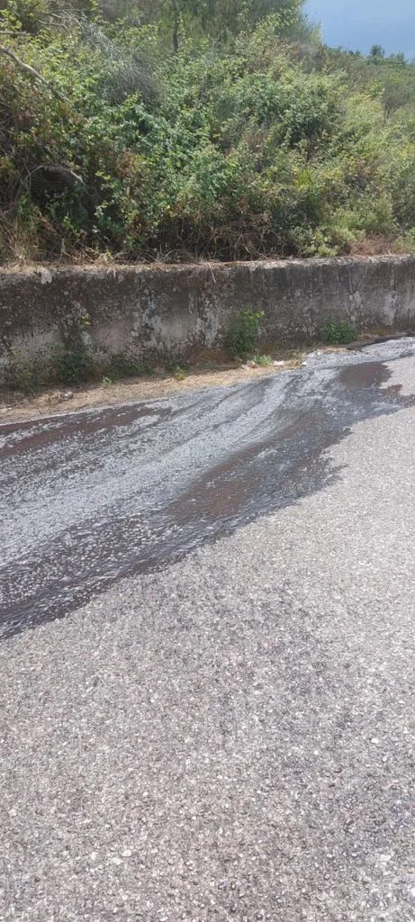 Οξύ «φωτιά» έλιωσε την άσφαλτο! Εφιάλτης...χημείας στον Δαφνιά Μακρυνείας ΦΩΤΟ