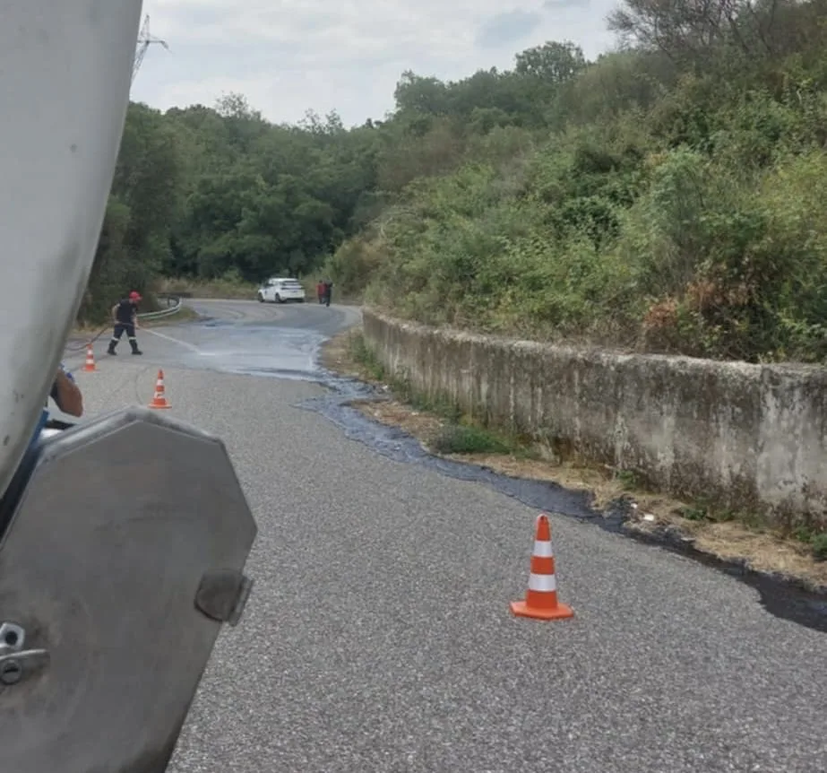 Οξύ «φωτιά» έλιωσε την άσφαλτο! Εφιάλτης...χημείας στον Δαφνιά Μακρυνείας ΦΩΤΟ