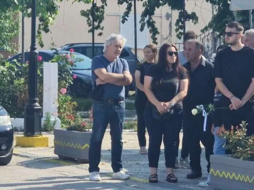 «Πού πας, Σπυράκο μου, και με αφήνεις μόνη;» Λευκά λουλούδια και συγκλονιστικές εικόνες στην κηδεία του 14χρονου