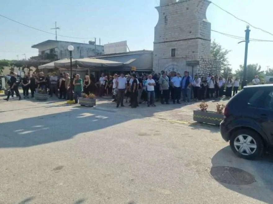 «Πού πας, Σπυράκο μου, και με αφήνεις μόνη;» Λευκά λουλούδια και συγκλονιστικές εικόνες στην κηδεία του 14χρονου