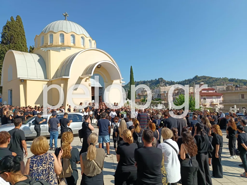 Πάτρα - Δυστύχημα στα Αραχωβίτικα: Τραγικές σκηνές στις κηδείες των δύο νέων παιδιών ΦΩΤΟ