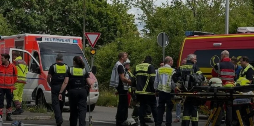 Γερμανία: Αυτοκίνητο έπεσε σε γκρουπ μαθητών δημοτικού στην Κολωνία Γερμανία: Αυτοκίνητο έπεσε σε γκρουπ μαθητών δημοτικού στην Κολωνία