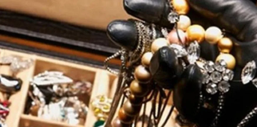 Μπούκαραν σαν τεχνικοί της ΔΕΗ και σήκωσαν όλα τα κοσμήματα Μπούκαραν σαν τεχνικοί της ΔΕΗ και σήκωσαν όλα τα κοσμήματα