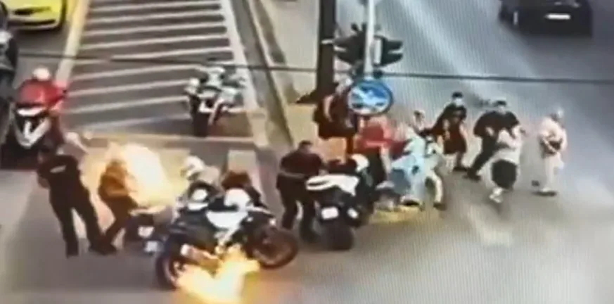 Επίθεση με μολότοφ κατά αστυνομικών στην Πανόρμου: «Από τύχη δεν είχαμε θύματα» λέει ο Χρυσοχοΐδης ΒΙΝΤΕΟ Επίθεση με μολότοφ κατά αστυνομικών στην Πανόρμου: «Από τύχη δεν είχαμε θύματα» λέει ο Χρυσοχοΐδης ΒΙΝΤΕΟ
