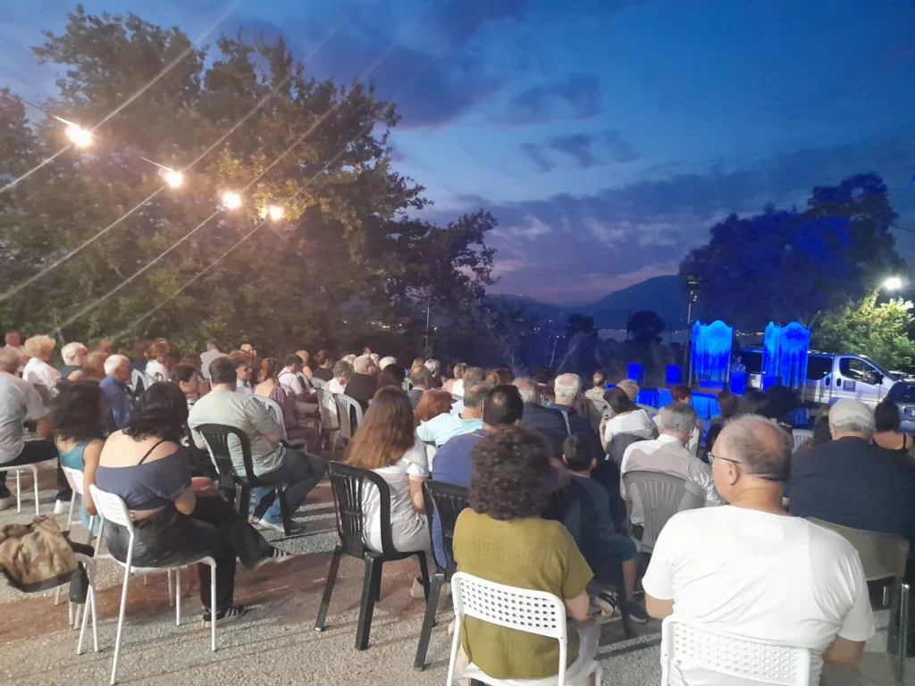 Η “Λοκαντιέρα” του Άρματος Θέσπιδος γοητεύει την Πάτρα, συνεχίζεται η καλοκαιρινή περιοδεία