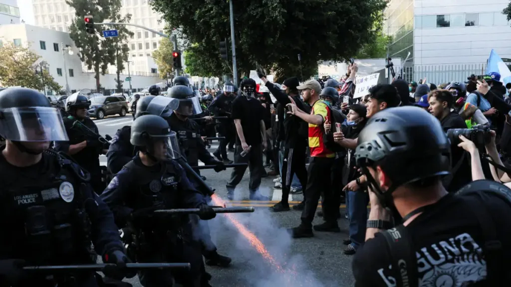 Ο Τραμπ «στρατιωτικοποιεί» το Λος Άντζελες: Μαζική ανάπτυξη στρατευμάτων στους δρόμους ΦΩΤΟ-ΒΙΝΤΕΟ
