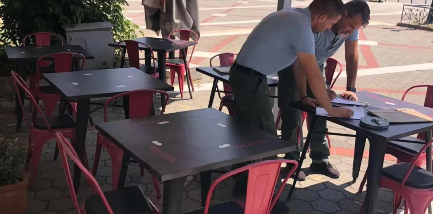 Επεσαν τα πρώτα πρόστιμα για παράνομα τραπεζοκαθίσματα! Επεσαν τα πρώτα πρόστιμα για παράνομα τραπεζοκαθίσματα!