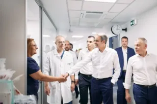 Μητσοτάκης: Επισκέφθηκε το ΚΑΤ, συνομίλησε με γιατρούς που επέστρεψαν από το εξωτερικό ΦΩΤΟ