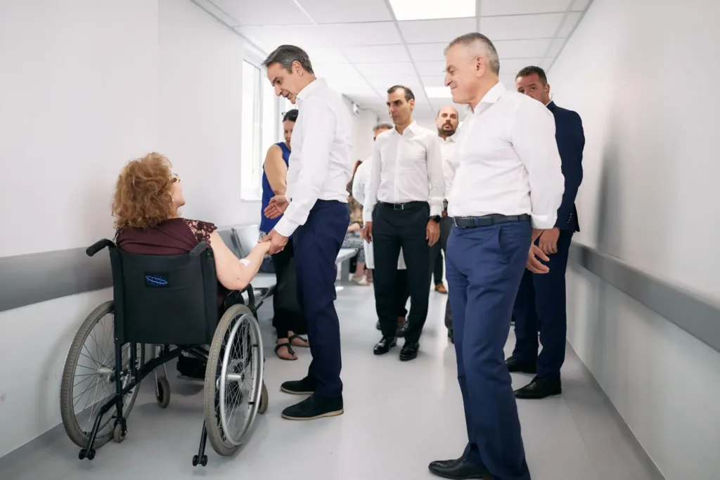 Μητσοτάκης: Επισκέφθηκε το ΚΑΤ, συνομίλησε με γιατρούς που επέστρεψαν από το εξωτερικό ΦΩΤΟ