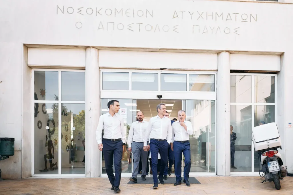 Μητσοτάκης: Επισκέφθηκε το ΚΑΤ, συνομίλησε με γιατρούς που επέστρεψαν από το εξωτερικό ΦΩΤΟ