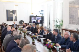 Ο Πρωθυπουργός αποφασισμένος να υπερασπιστεί το δημόσιο πανεπιστήμιο: Ωρα ευθύνης για τους Πρυτάνεις – Στην «Π» Χρ. Μπούρας και Αθ. Κατσής
