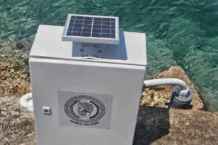 Ο Δήμος Πατρέων εγκαθιστά μηχανήματα για τη μέτρηση της ποιότητας του νερού της θάλασσας