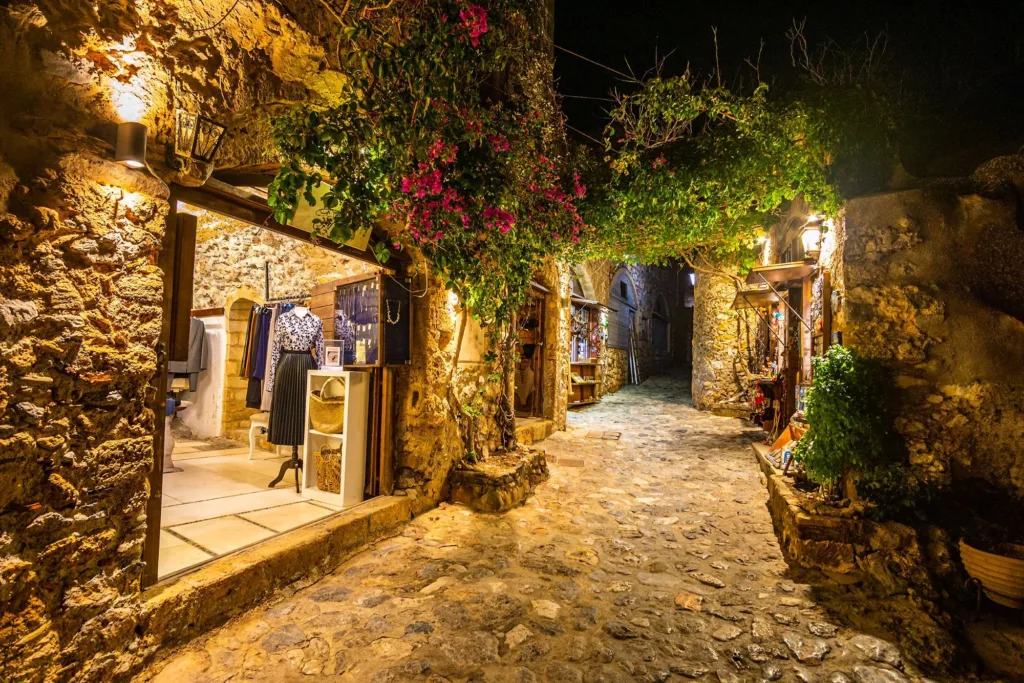 Νυχτερινές βόλτες σε Ναύπλιο, Μονεμβασιά και Καλαμάτα – Ο ρομαντισμός του καλοκαιριού
