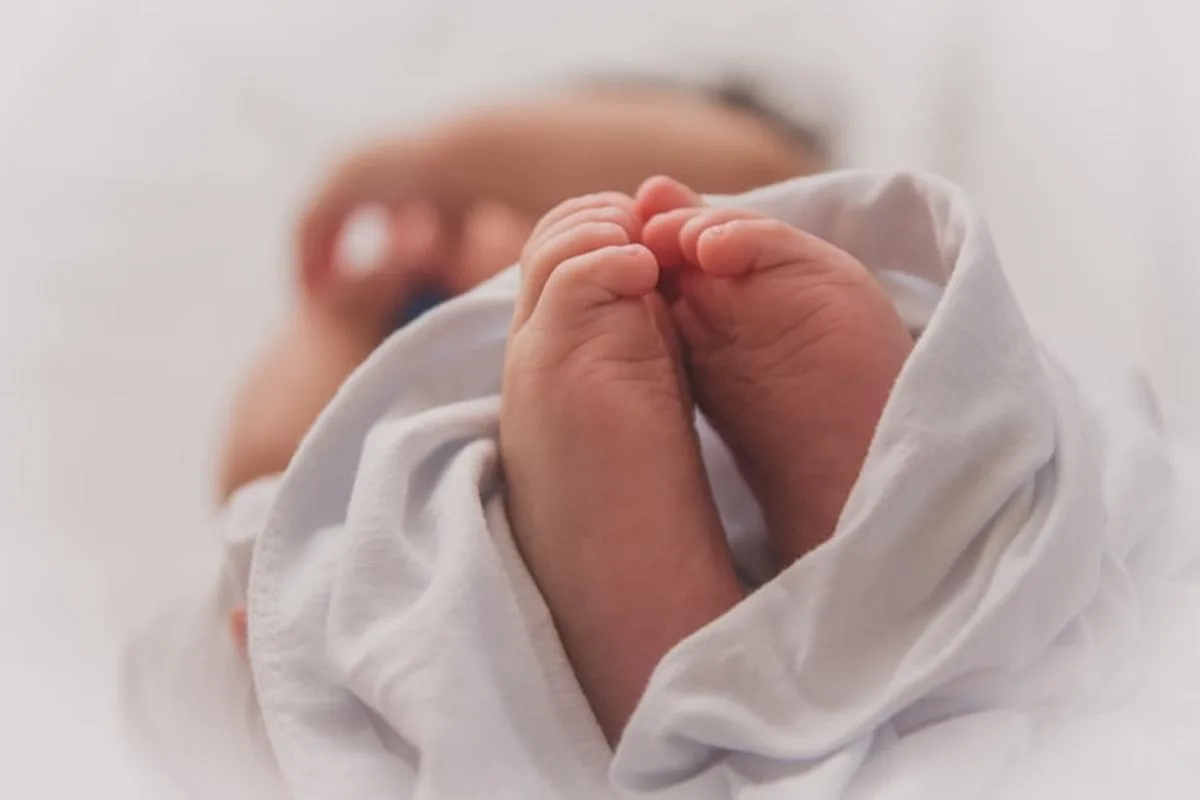 «Υπήρχε σκοτάδι, με τους φακούς προσπαθήσαμε να ακολουθήσουμε τις φωνές του μωρού», συγκλονίζει ο αστυνομικός