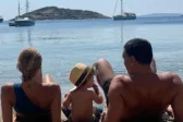 Ο παππούς...κακομαθαίνει τον γιο του Υπουργού!