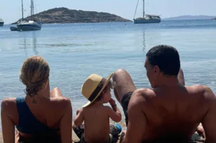 Ο παππούς…κακομαθαίνει τον γιο του Υπουργού!