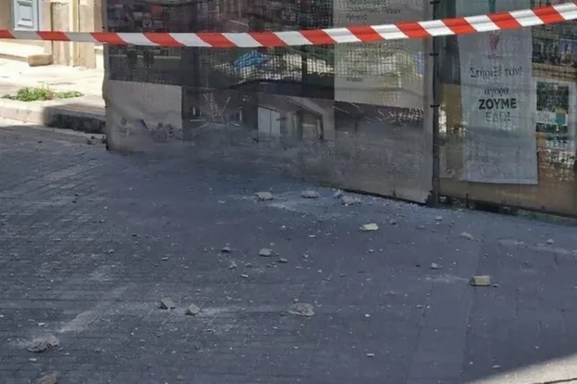 Πάτρα: Μια σύλληψη για πτώση σοβάδων από μπαλκόνι