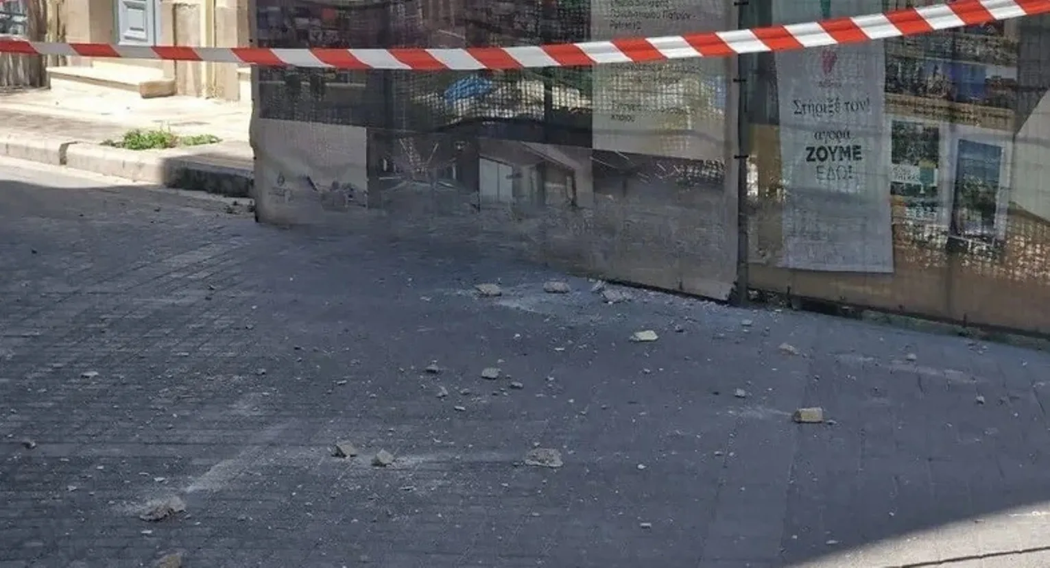 Πάτρα: Μια σύλληψη για πτώση σοβάδων από μπαλκόνι