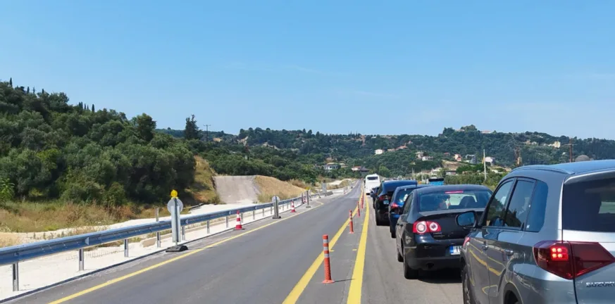 Μποτιλιάρισμα σε παλιά και νέα Εθνική οδό, 40 λεπτά Πάτρα-Αλισσός Μποτιλιάρισμα σε παλιά και νέα Εθνική οδό, 40 λεπτά Πάτρα-Αλισσός