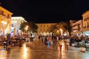 Νυχτερινές βόλτες σε Ναύπλιο, Μονεμβασιά και Καλαμάτα – Ο ρομαντισμός του καλοκαιριού