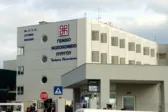 Στο Νοσοκομείο Πύργου τα παιδιά της οικογένειας που άφησε βρέφος μόνο σε μπαλκόνι – Κρατούνται οι γονείς