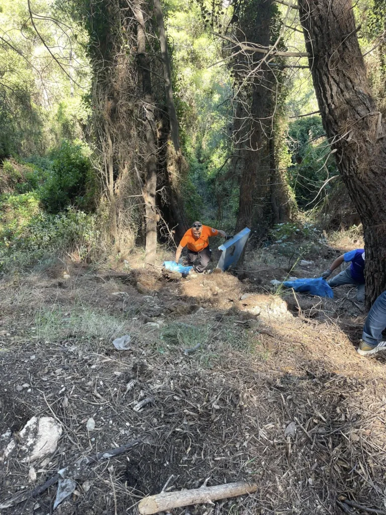 Πάτρα: Καθάρισαν το πευκοδάσος του Ομπλού – Μια ανάσα ζωής από δεκάδες εθελοντές