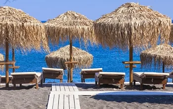 Με ομπρέλα στην παραλία ή να κυνηγάς τη φυσική σκιά και γιατί!