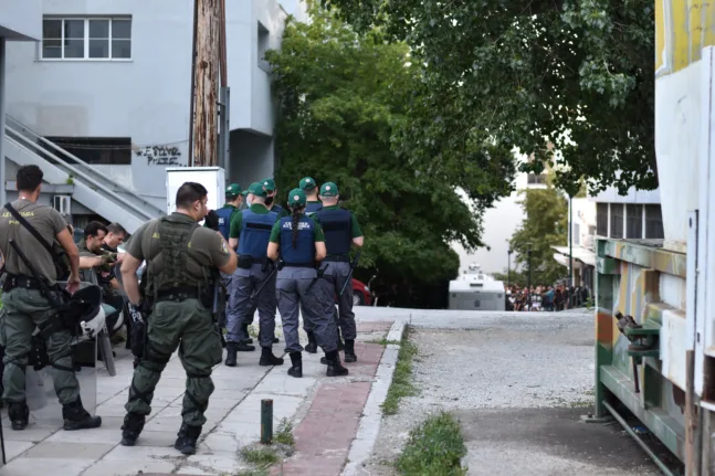 Ναρκωτικά, όπλα, 129 φυσίγγια και «μπάζα» 38.000 ευρώ!