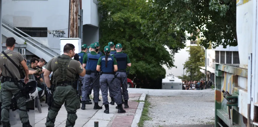Ναρκωτικά, όπλα, 129 φυσίγγια και «μπάζα» 38.000 ευρώ! Ναρκωτικά, όπλα, 129 φυσίγγια και «μπάζα» 38.000 ευρώ!