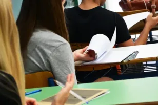Σάλος στις Πανελλήνιες με σύλληψη καθηγήτριας! Τη μήνυσε πατέρας μαθήτριας