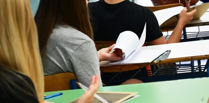 Σάλος στις Πανελλήνιες με σύλληψη καθηγήτριας! Τη μήνυσε πατέρας μαθήτριας Σάλος στις Πανελλήνιες με σύλληψη καθηγήτριας! Τη μήνυσε πατέρας μαθήτριας